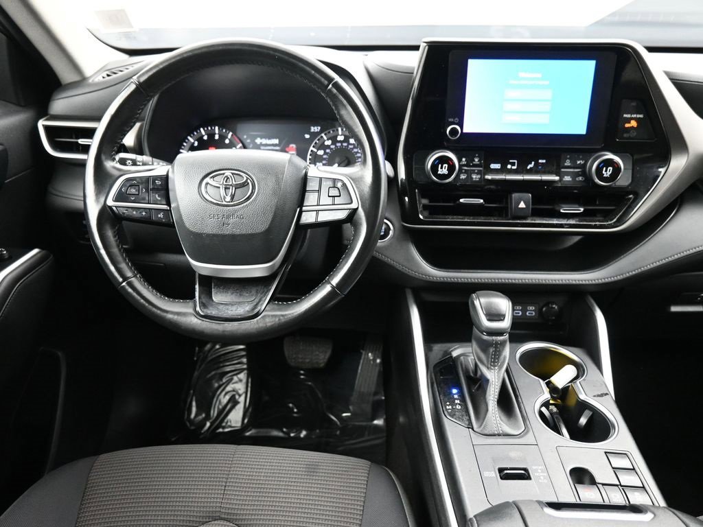 Certified 2023 Toyota Highlander L image 19