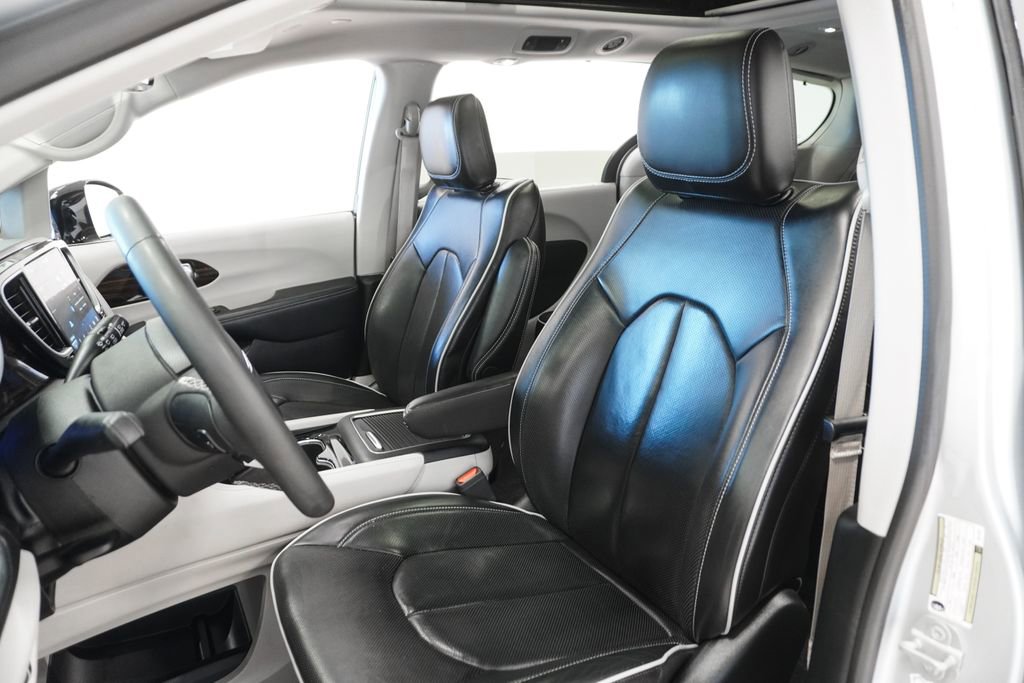 Certified 2024 Chrysler Pacifica Limited image 9