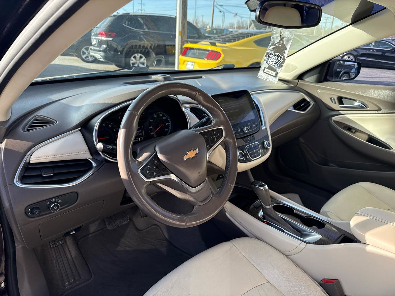 Used 2020 Chevrolet Malibu LT w/ Leather Package FWD image 8