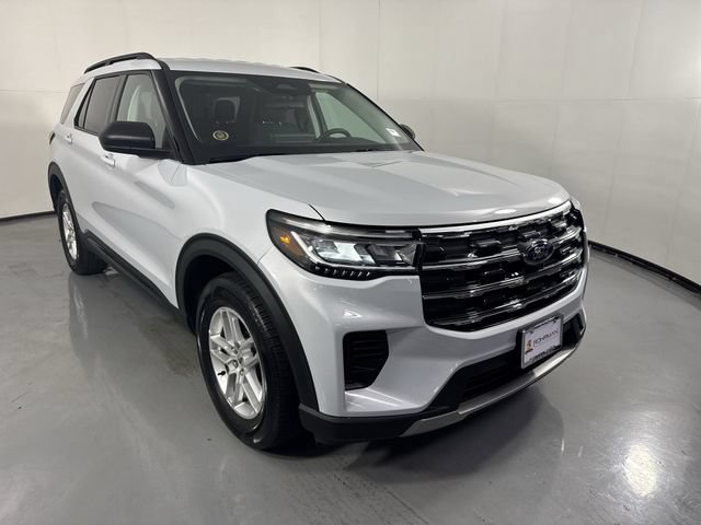Used 2026 Ford Explorer Active AWD/4WD image 3