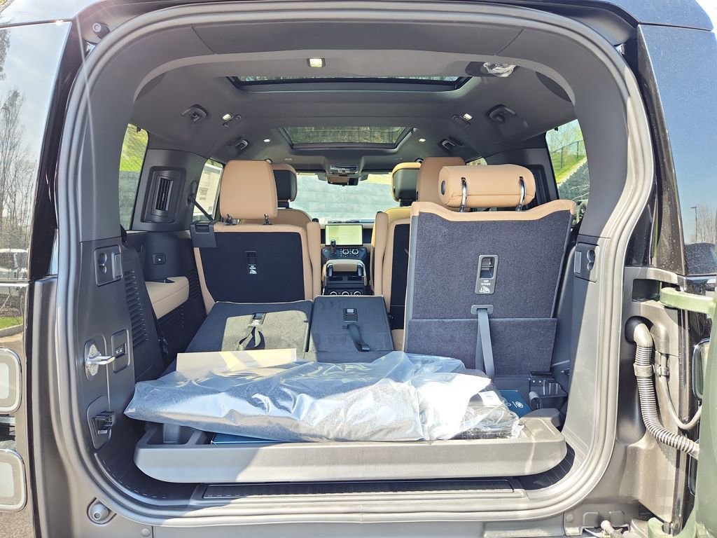 New 2026 Land Rover Defender 130 X-Dynamic SE image 13