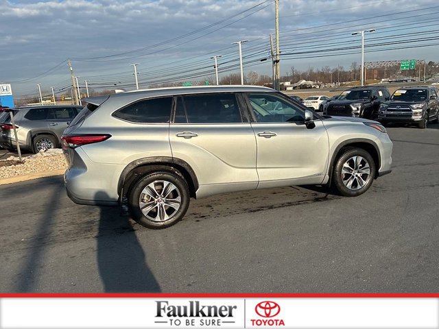 Used 2023 Toyota Highlander XLE image 6