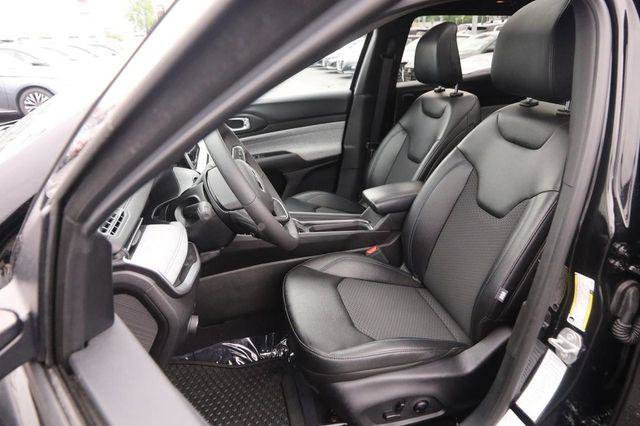 Used 2025 Jeep Compass Latitude w/ Sun & Sound Group AWD/4WD image 9