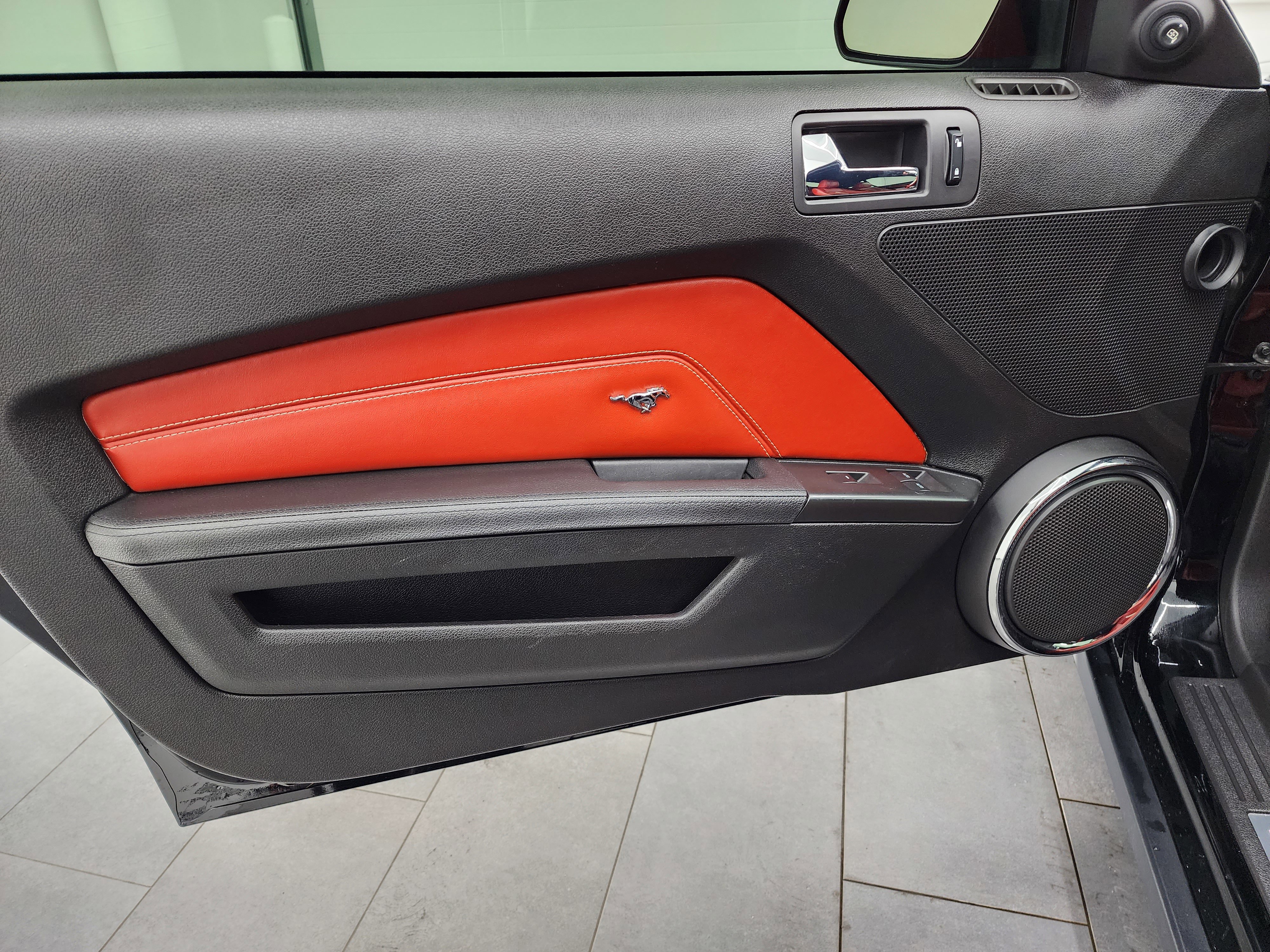 Used 2010 Ford Mustang GT Premium image 33