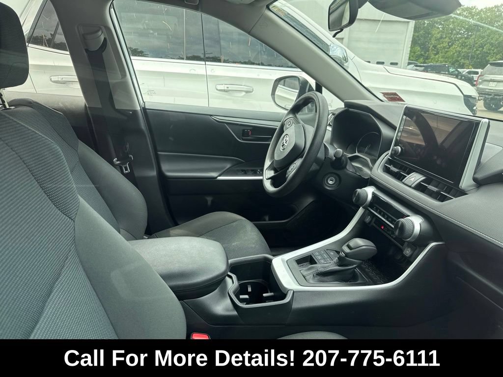 Used 2023 Toyota RAV4 LE AWD/4WD image 3