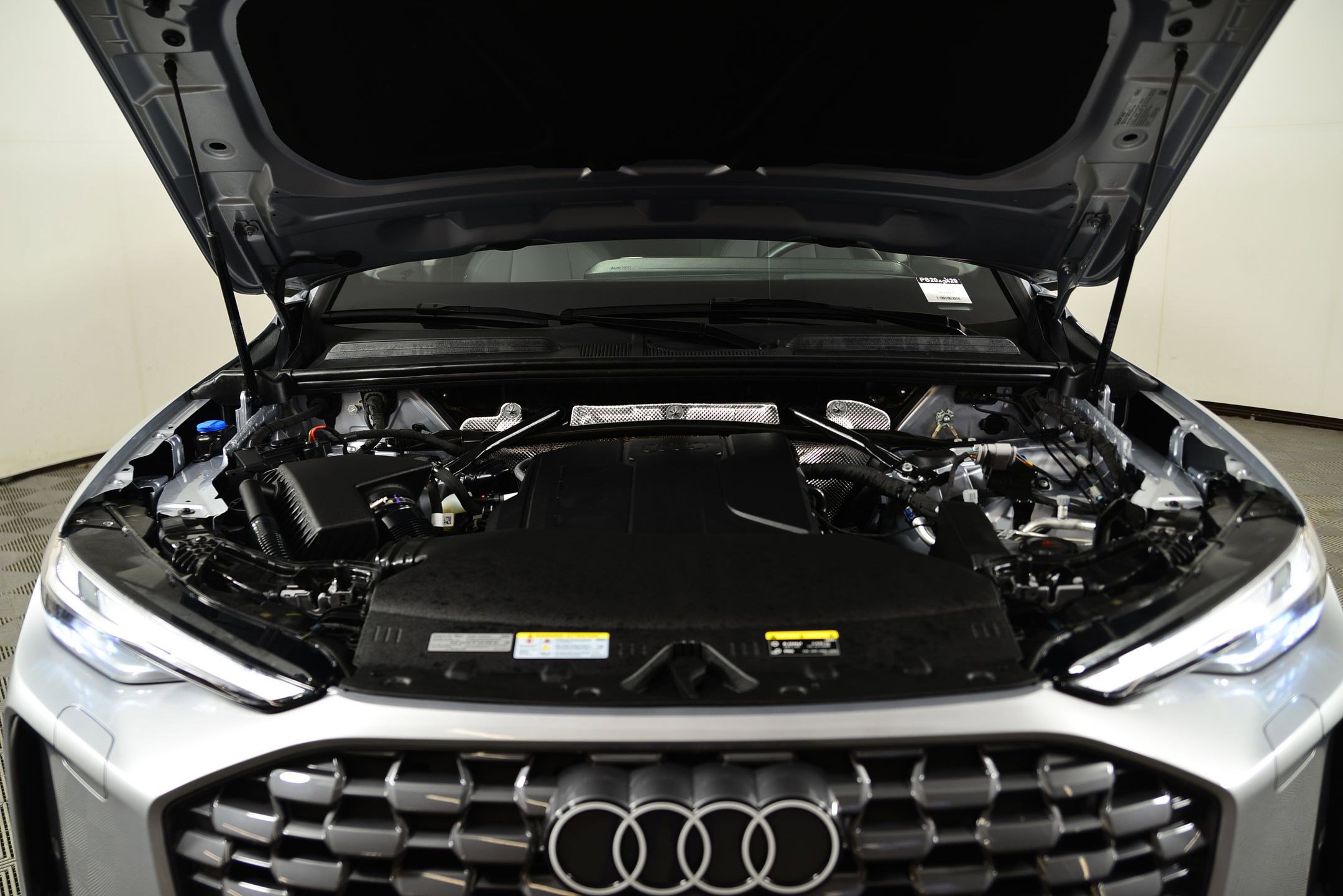 Used 2025 Audi Q5 Premium w/ Convenience Package image 15