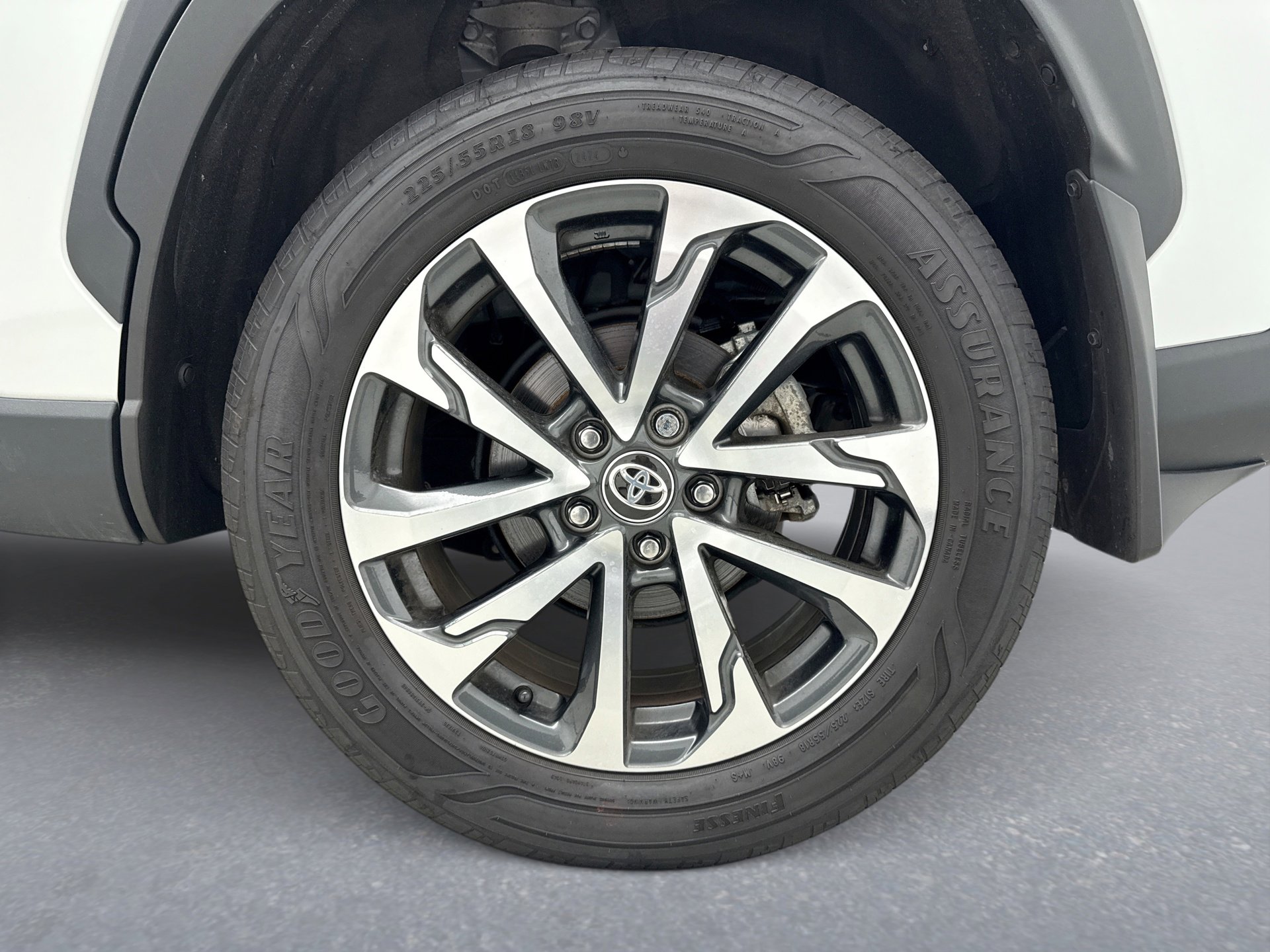 Used 2024 Toyota Corolla Cross XLE w/ Convenience Package image 28