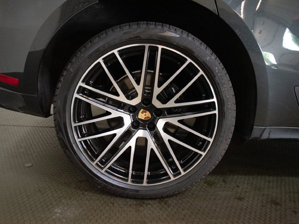 Certified 2026 Porsche Macan AWD/4WD image 16