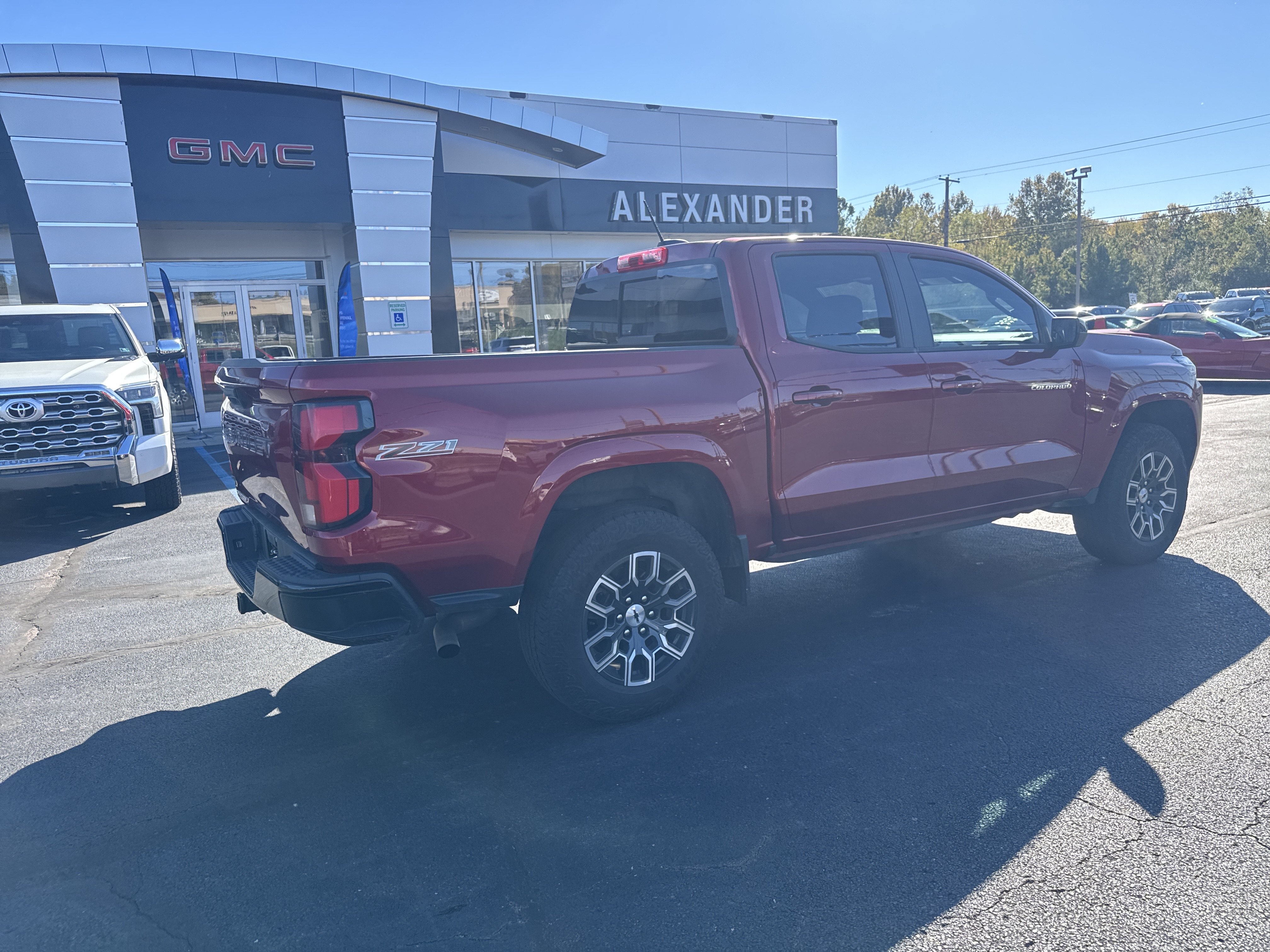 Used 2023 Chevrolet Colorado Z71 w/ Z71 Convenience Package 2 AWD/4WD image 3