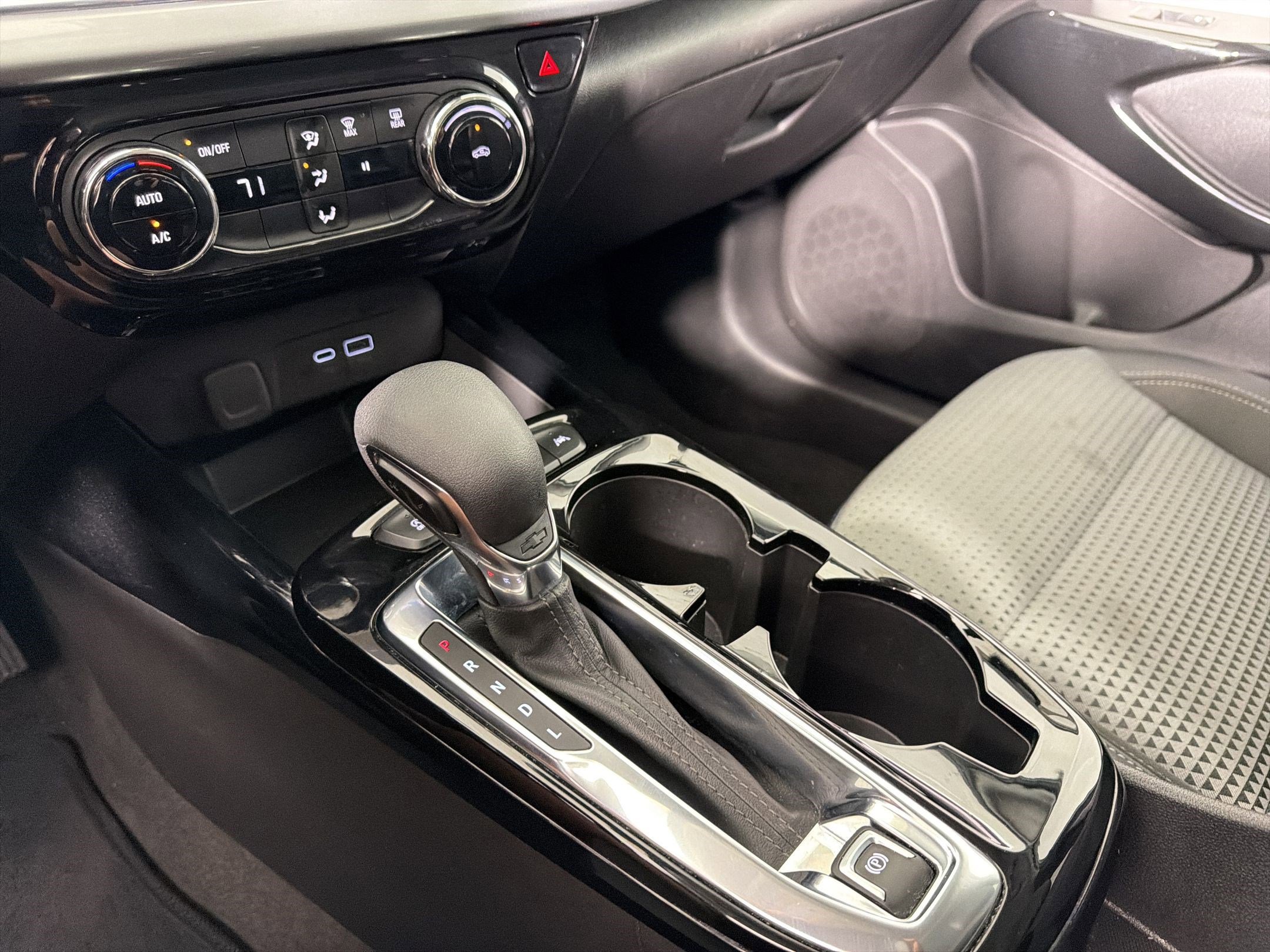 Used 2025 Chevrolet Trax LT FWD image 17