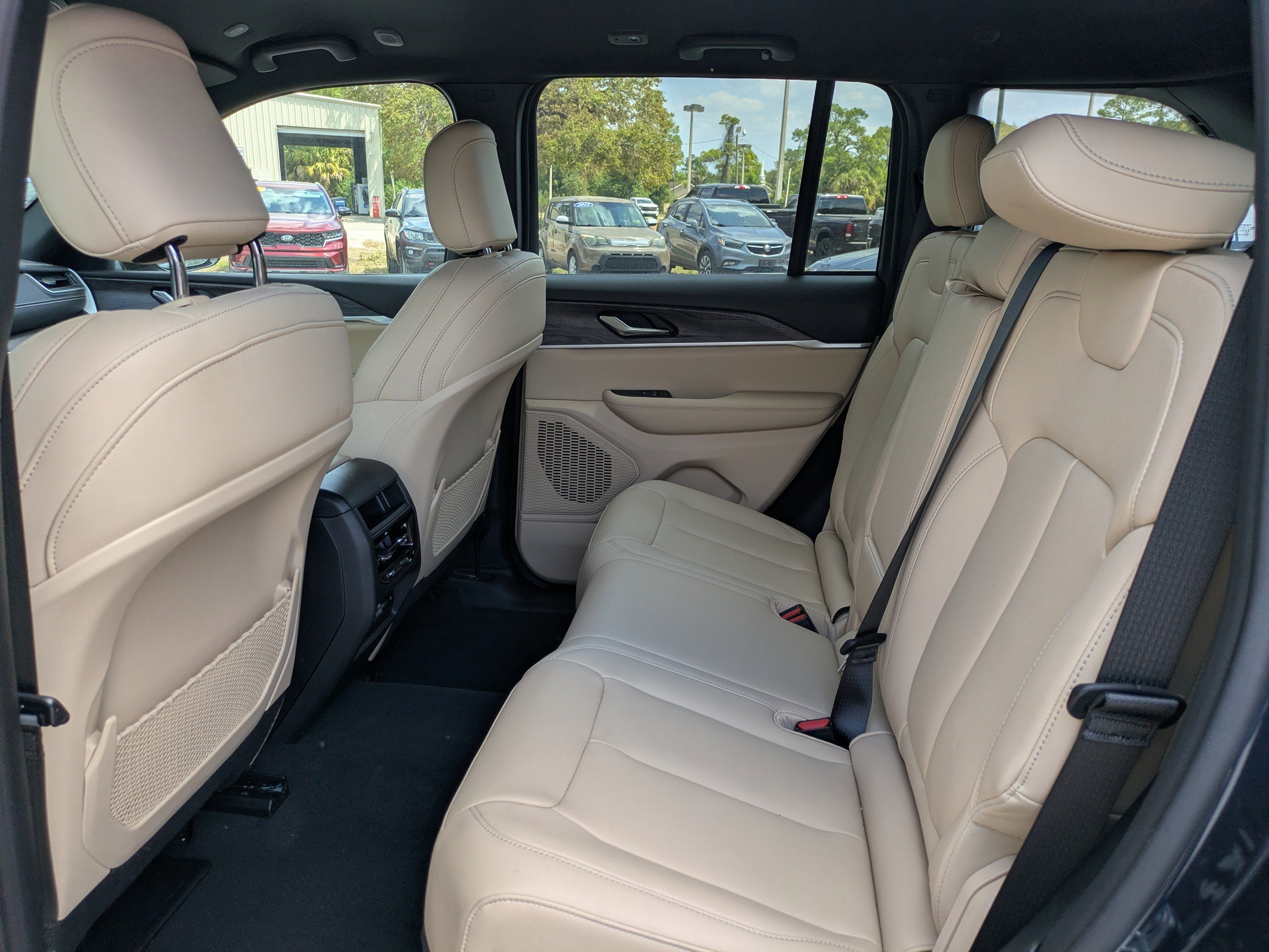 Certified 2024 Jeep Grand Cherokee Limited image 11