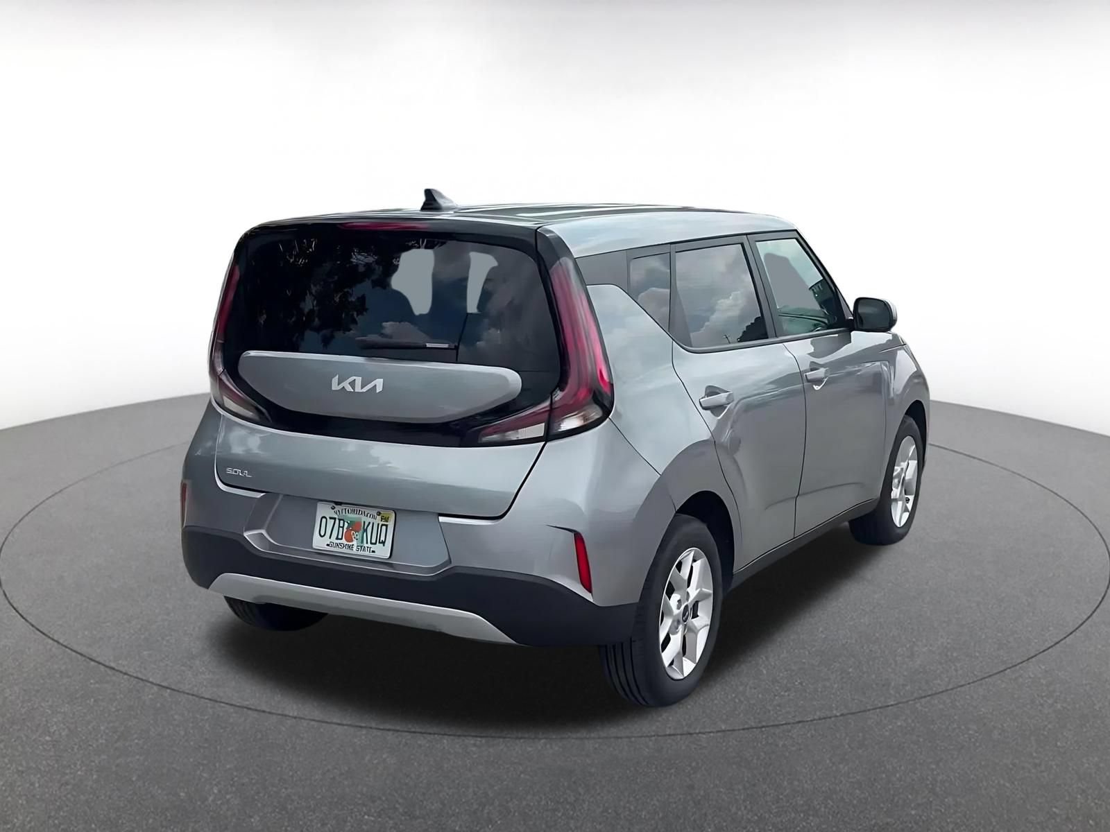 Used 2025 Kia Soul LX w/ LX Technology Package FWD image 13