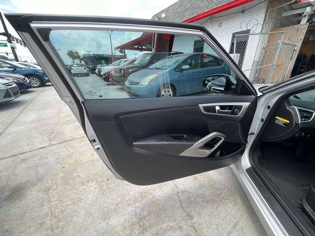 Used 2017 Hyundai Veloster Value Edition FWD image 9