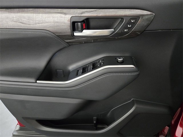 Used 2023 Toyota Highlander Platinum image 29