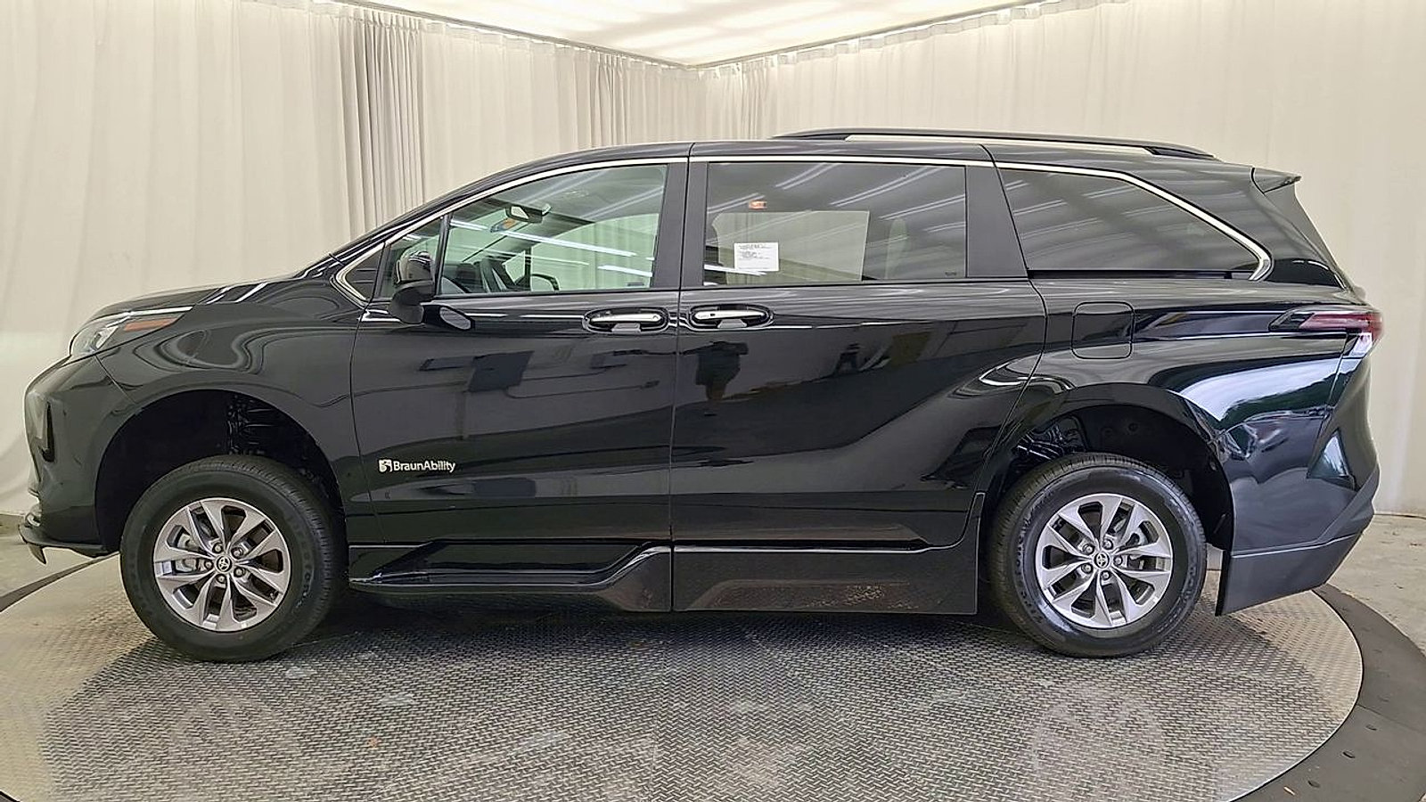 Used 2026 Toyota Sienna XLE FWD image 11