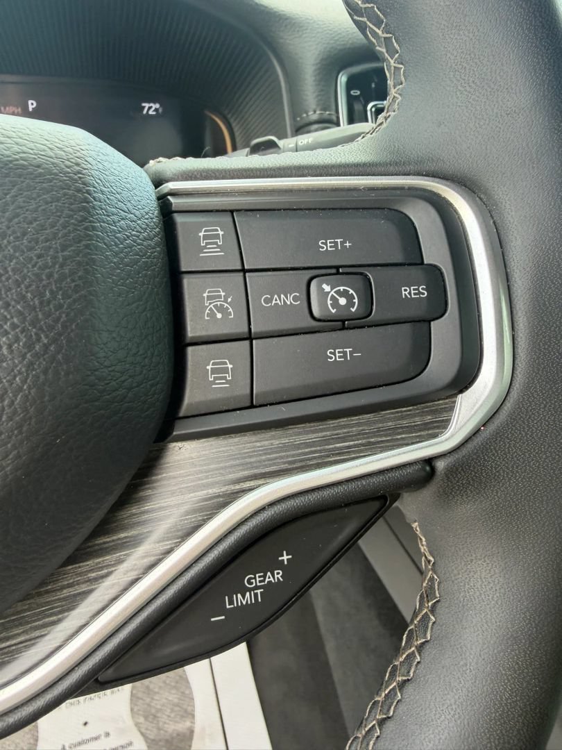 Used 2024 Jeep Wagoneer L Series II RWD image 47