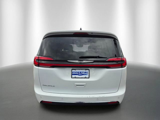 Used 2023 Chrysler Pacifica Touring-L FWD image 4