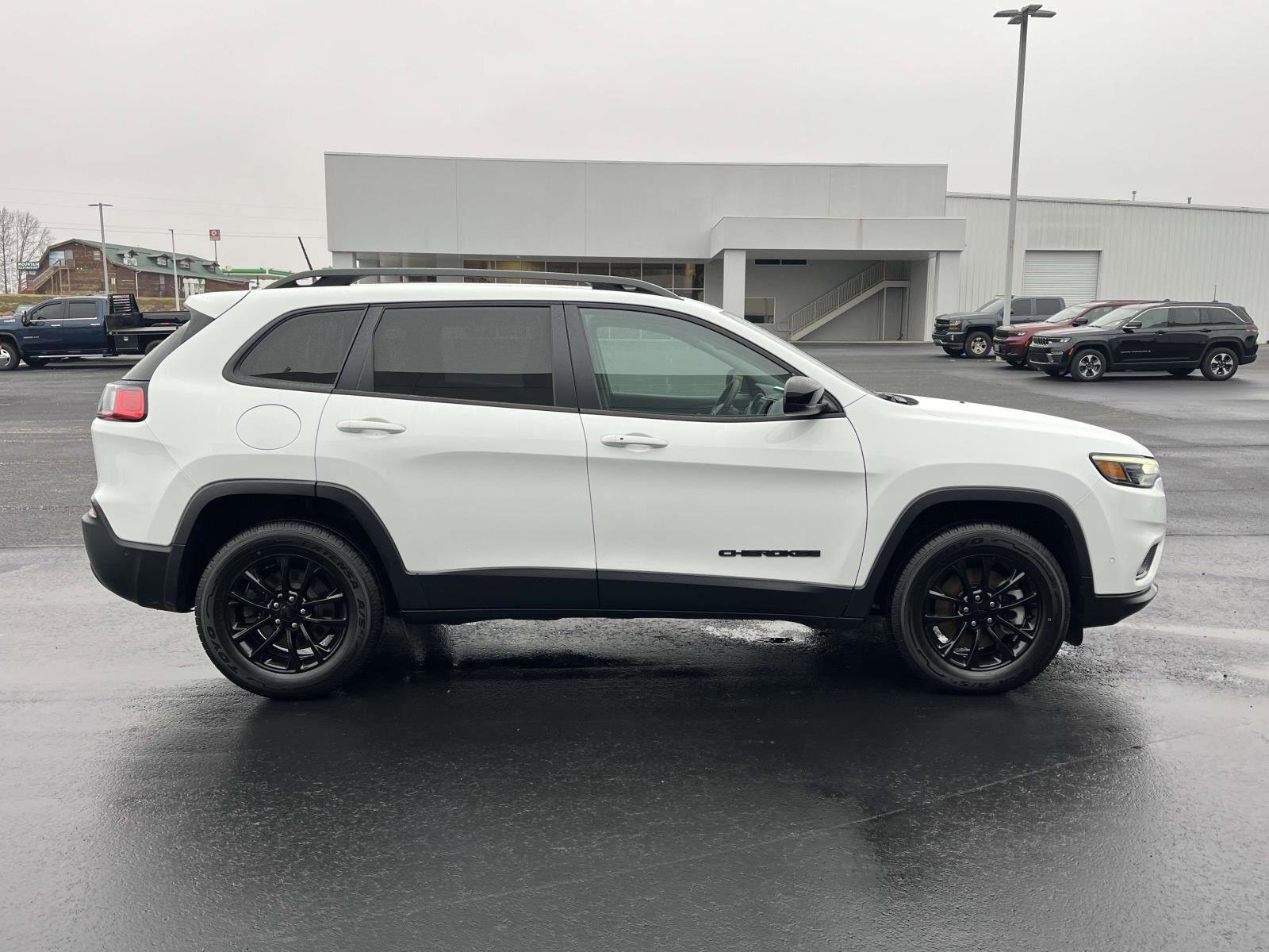 Used 2023 Jeep Cherokee Altitude Lux video 2