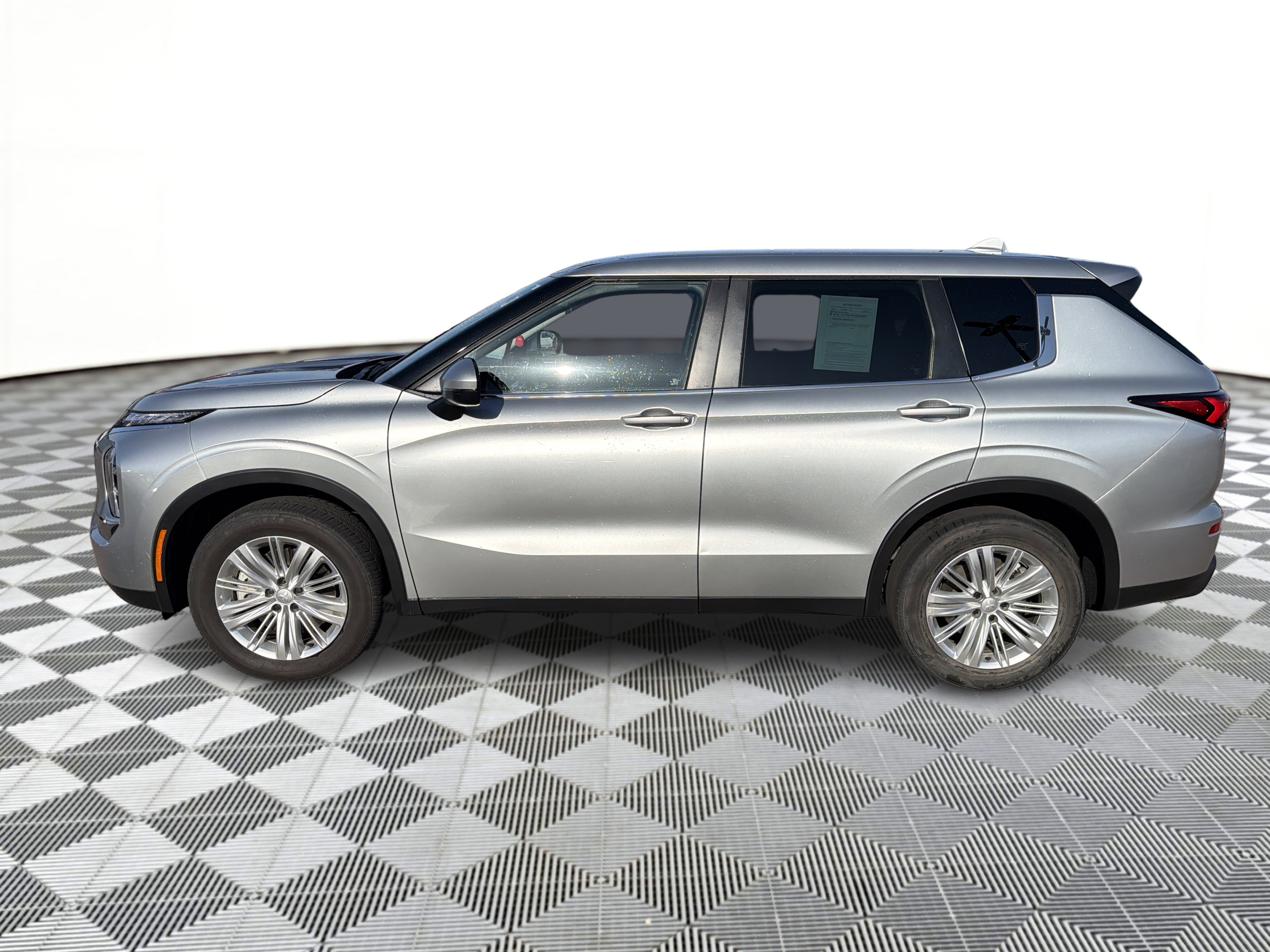 Used 2023 Mitsubishi Outlander ES FWD image 2