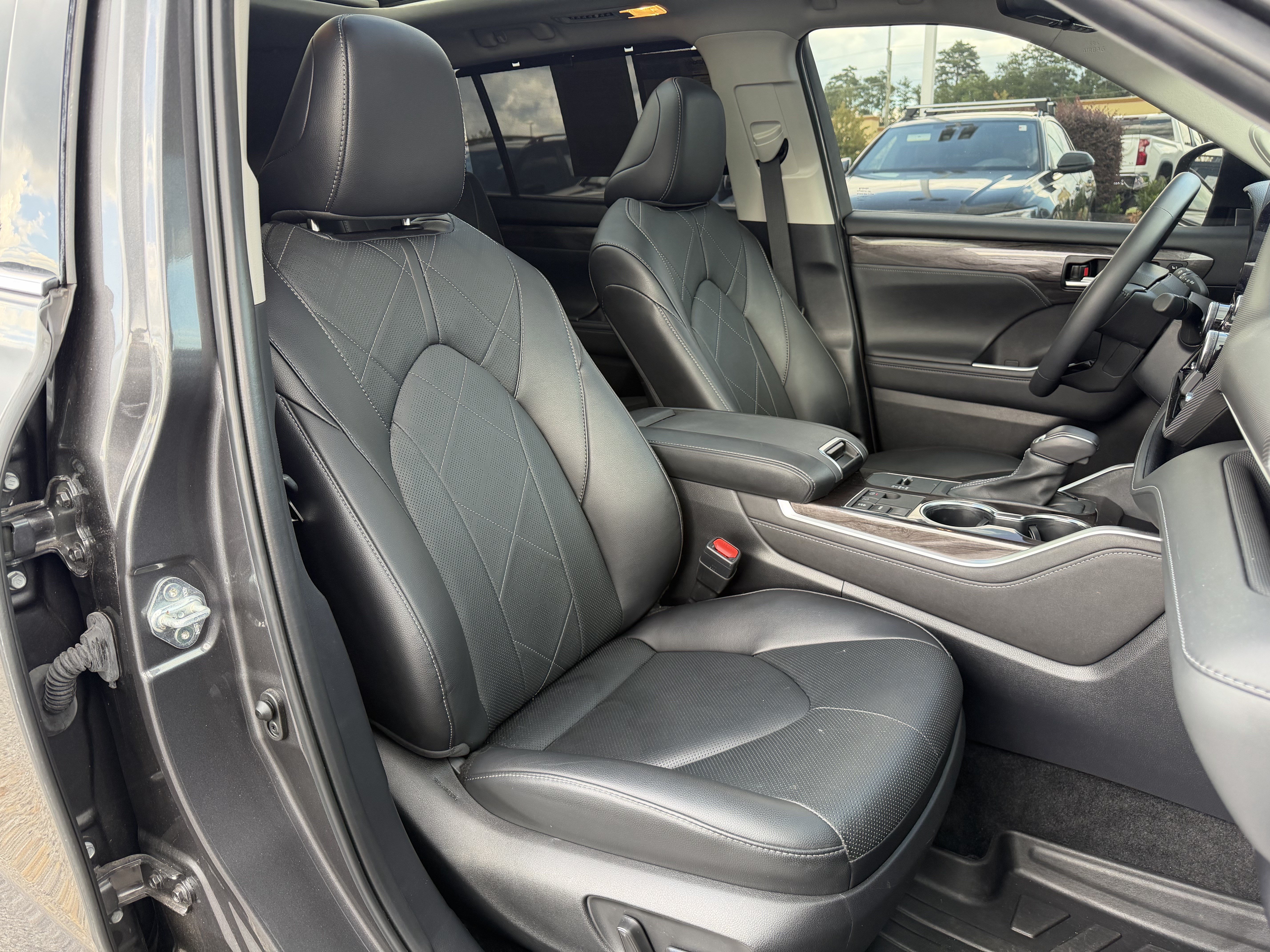 Used 2024 Toyota Highlander Platinum FWD image 34