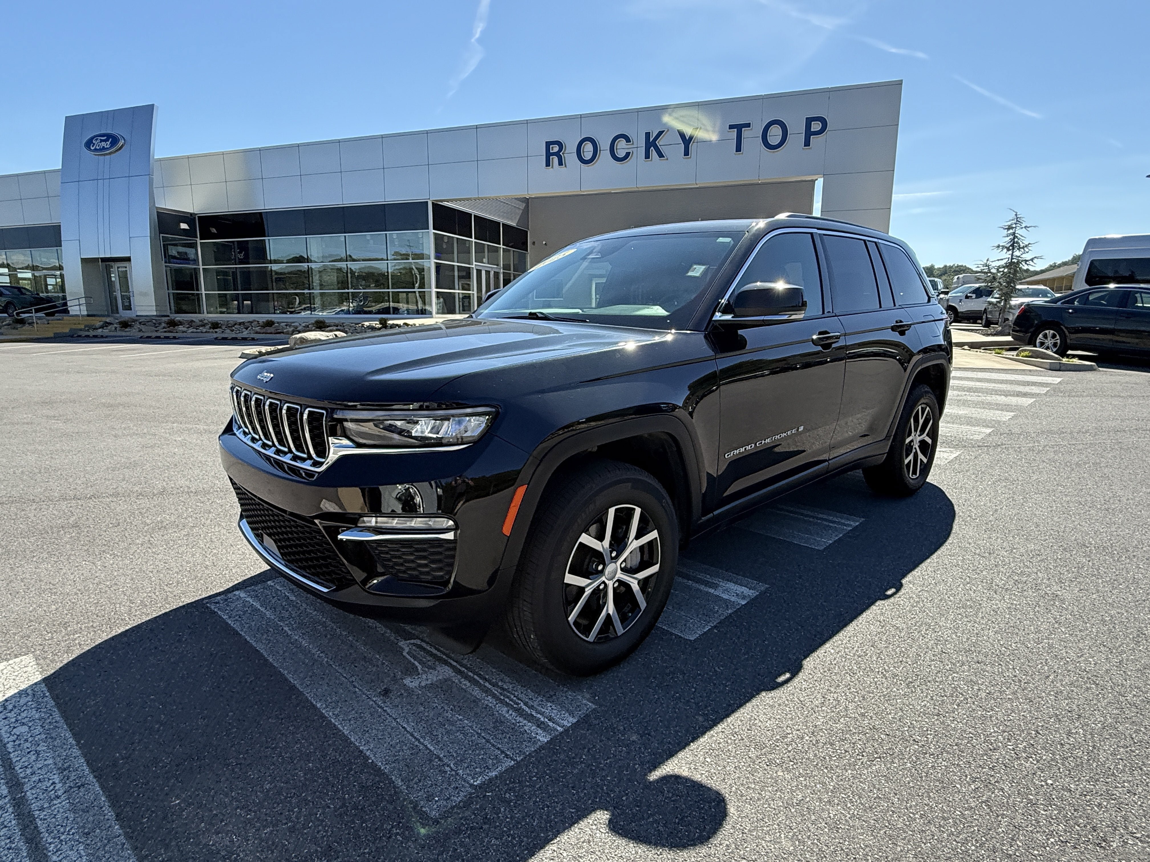 Used 2025 Jeep Grand Cherokee Limited RWD image 1