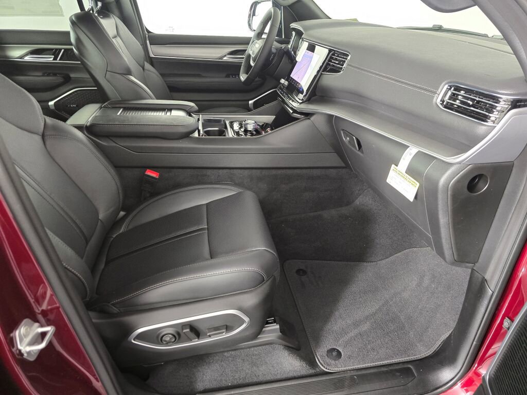 New 2025 Jeep Wagoneer L Series II w/ HD Trailer Tow Package w/25F image 29