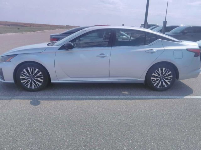 Used 2025 Nissan Altima 2.5 SV FWD image 7