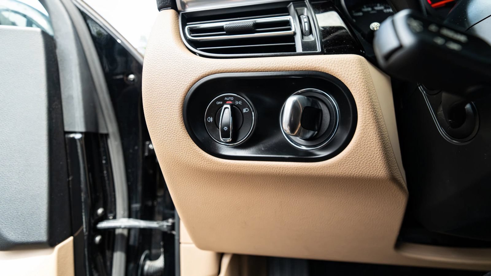 Used 2019 Porsche Macan AWD/4WD image 46