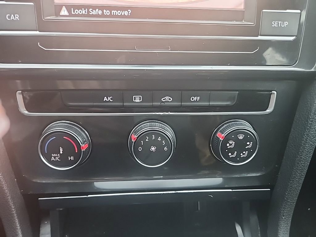 Used 2018 Volkswagen Golf SE image 23