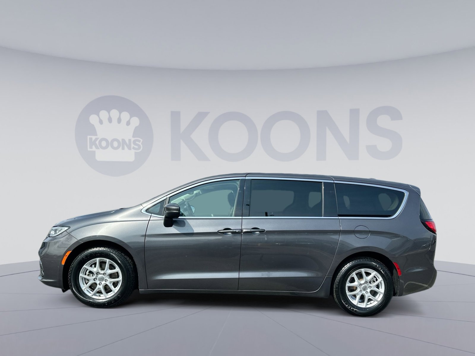 Used 2023 Chrysler Pacifica Touring-L image 2
