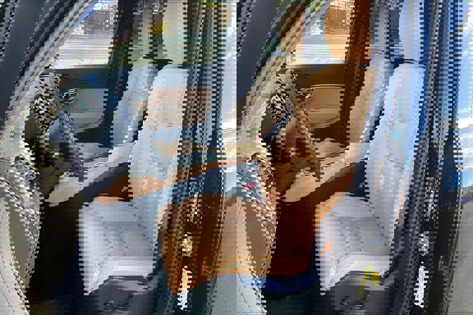 Used 2023 Volvo XC90 T8 Ultimate w/ Lounge Package image 28