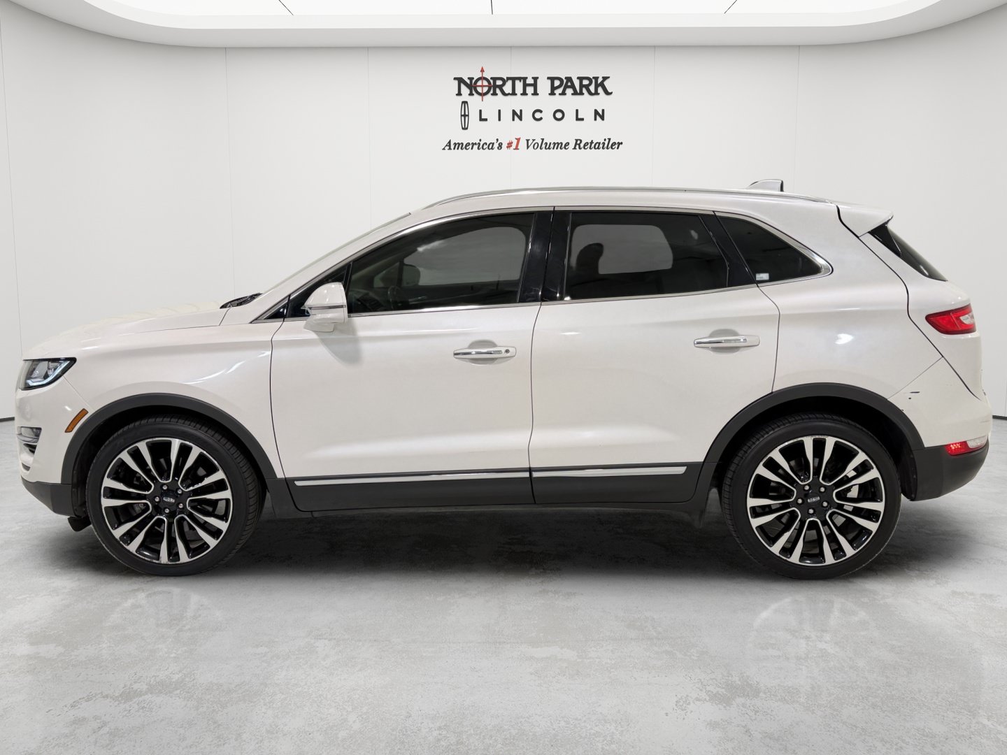 Used 2019 Lincoln MKC Reserve w/ MKC Climate Package AWD/4WD image 2