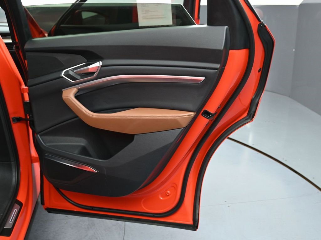 Used 2022 Audi e-tron Premium Plus w/ Premium Plus Package image 40