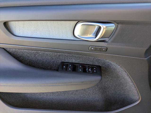Used 2024 Volvo XC40 B5 Core w/ Climate Package image 10