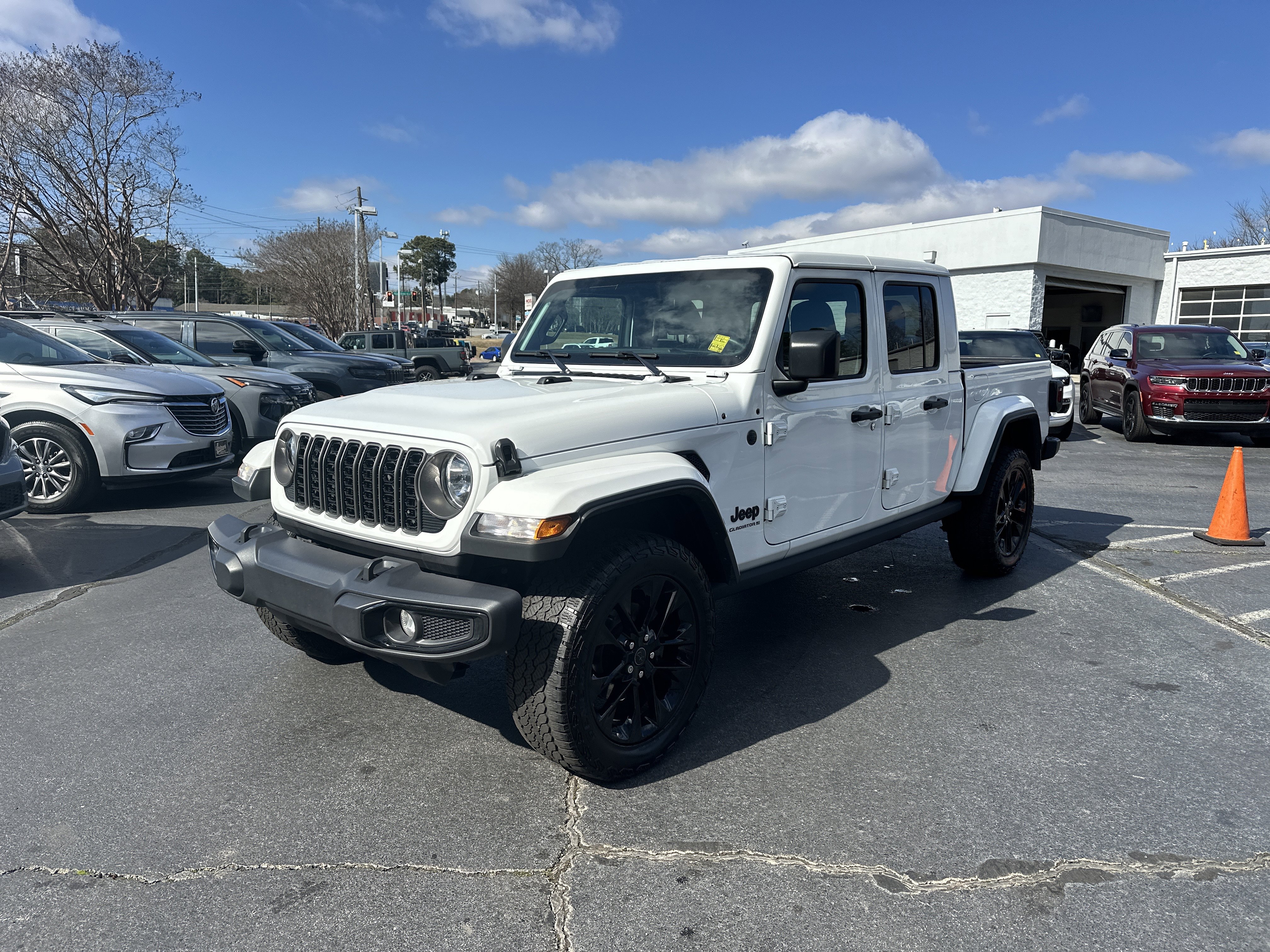 Used 2025 Jeep Gladiator Sport image 4