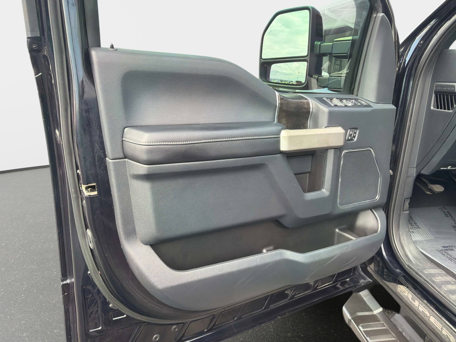 Used 2022 Ford F250 Lariat w/ Black Appearance Package AWD/4WD image 17