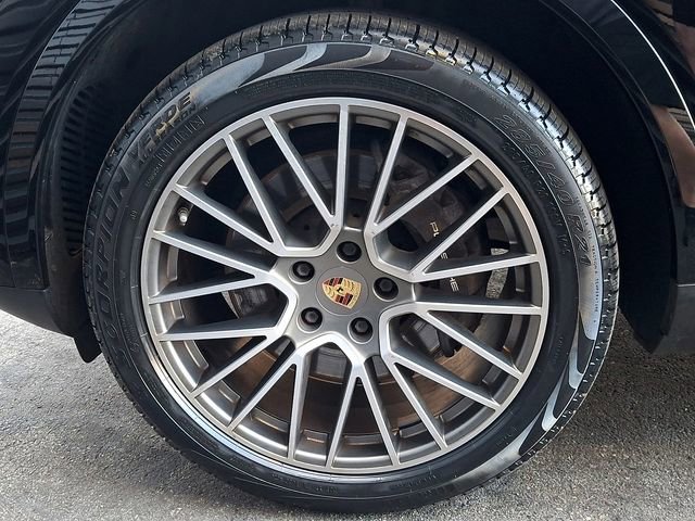 Certified 2023 Porsche Cayenne Platinum Edition image 15