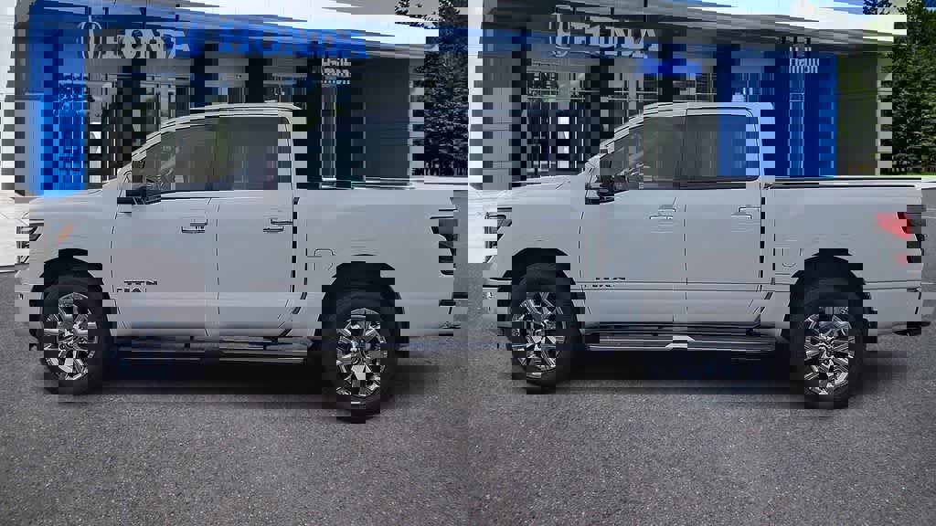Used 2021 Nissan Titan SL w/ Moonroof Package image 5