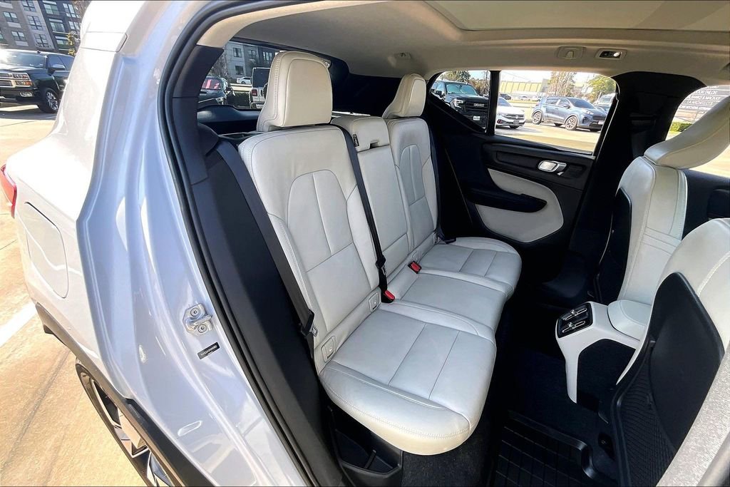Used 2021 Volvo XC40 T5 Momentum w/ Premium Package image 31