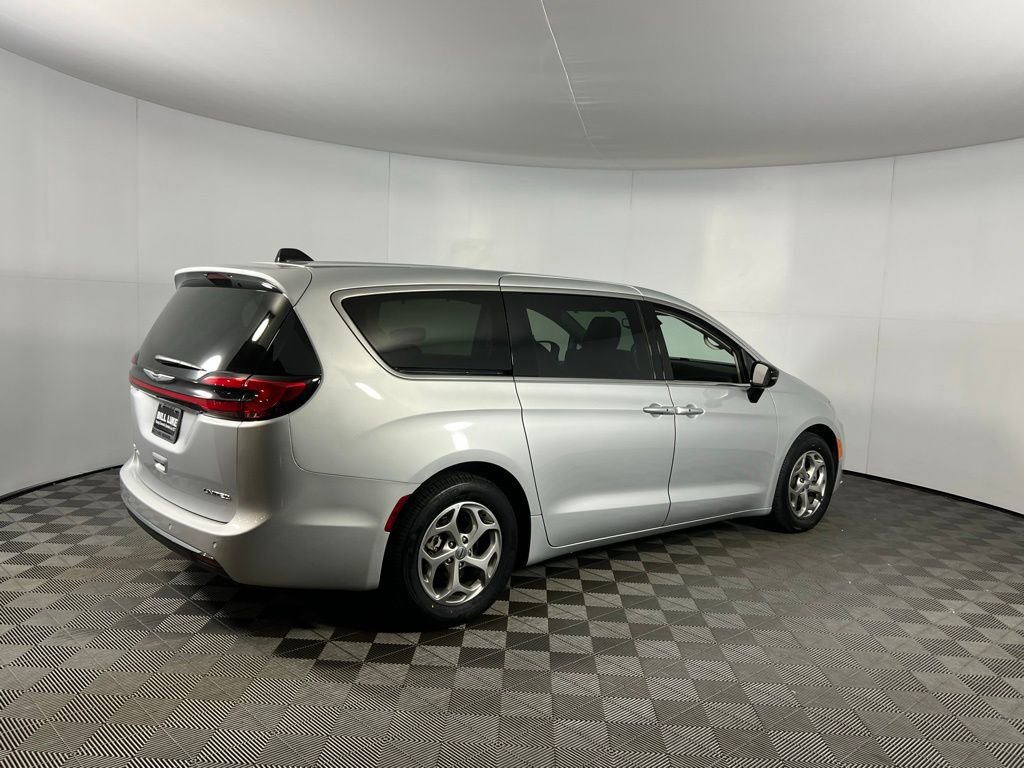 Used 2024 Chrysler Pacifica Limited image 5