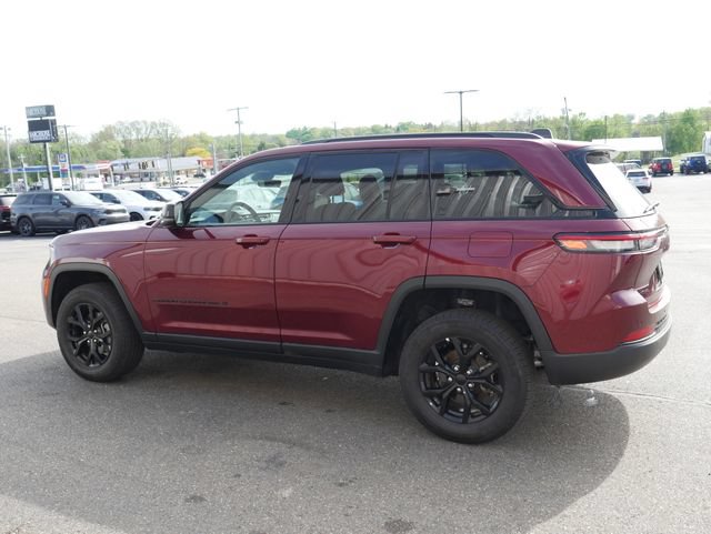 Used 2025 Jeep Grand Cherokee Altitude AWD/4WD image 8