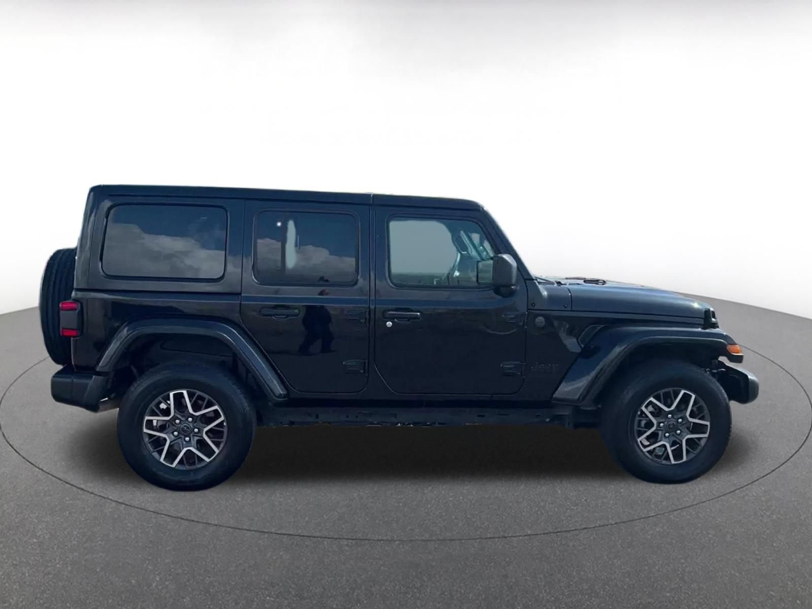 Used 2025 Jeep Wrangler Unlimited Sahara AWD/4WD image 15