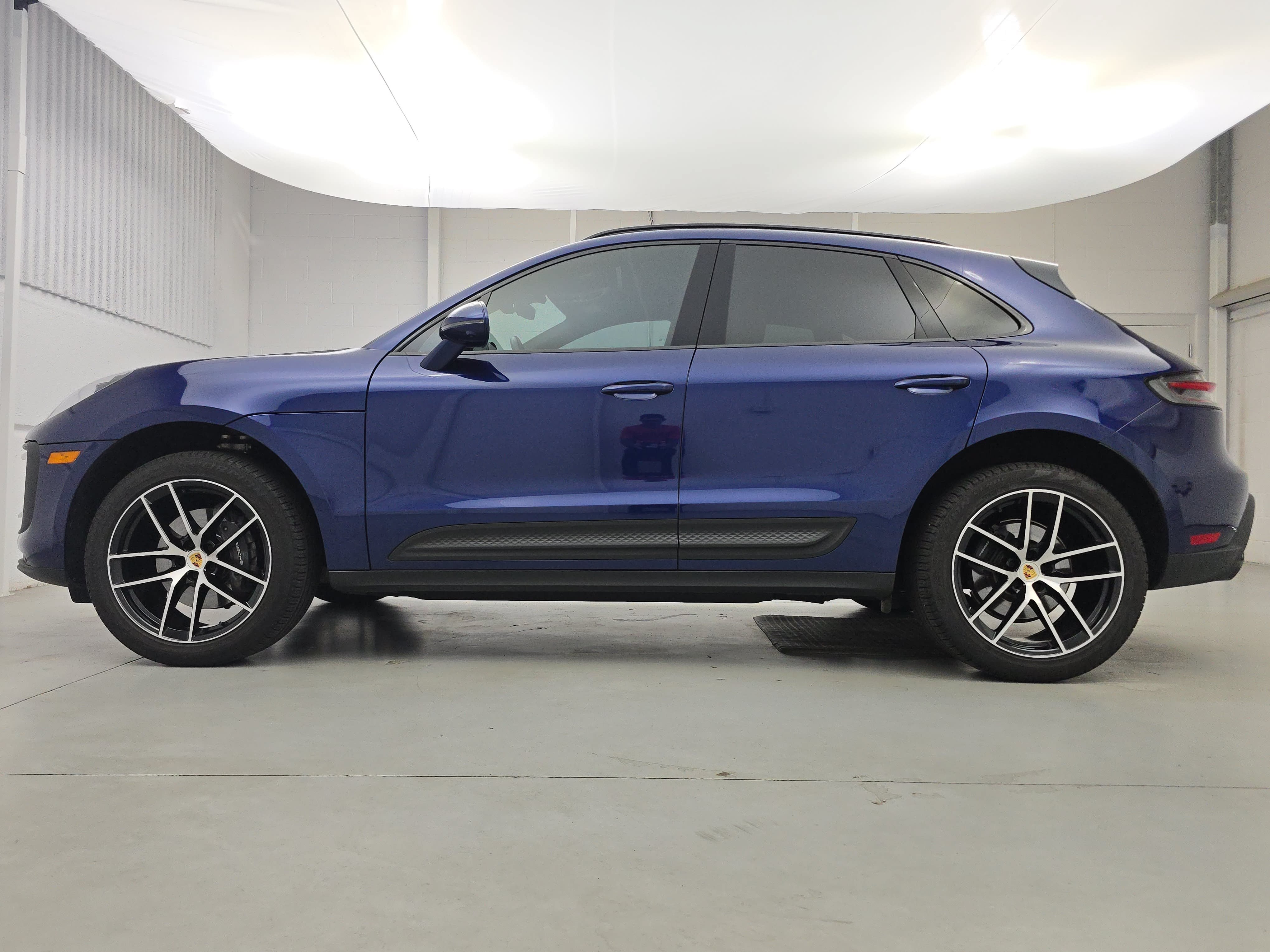 Certified 2024 Porsche Macan AWD/4WD image 2