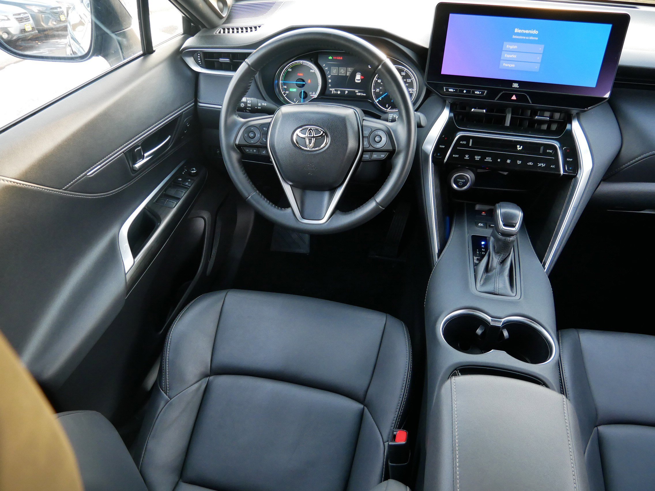 Used 2024 Toyota Venza XLE image 9