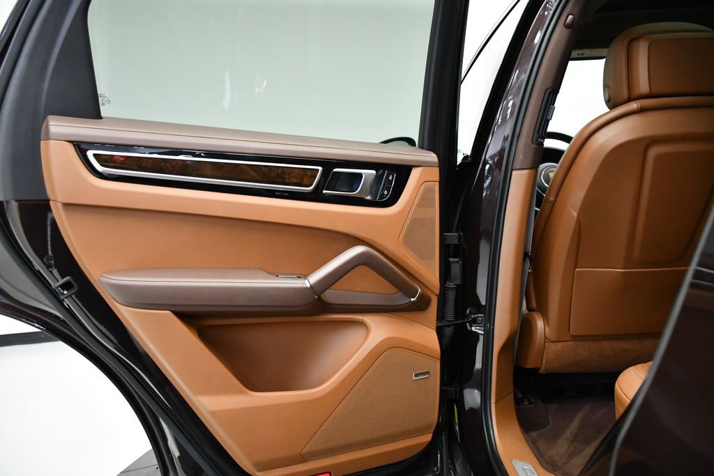 Used 2023 Porsche Cayenne Platinum Edition image 42