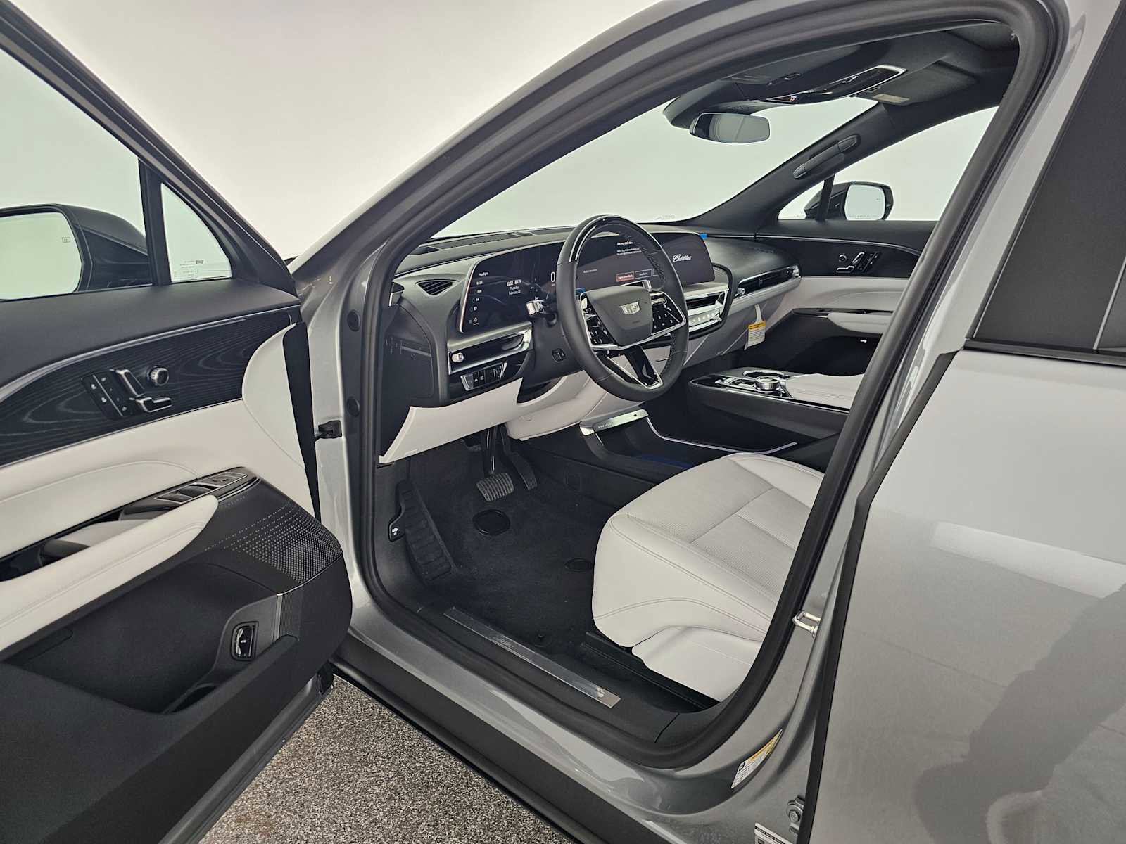 Used 2026 Cadillac Lyriq Luxury w/ LPO, Floor Liner Package RWD image 19