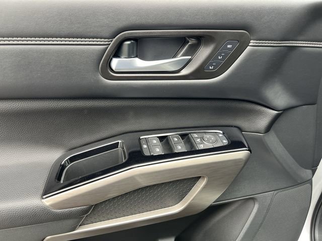 Used 2024 Nissan Pathfinder Platinum image 11