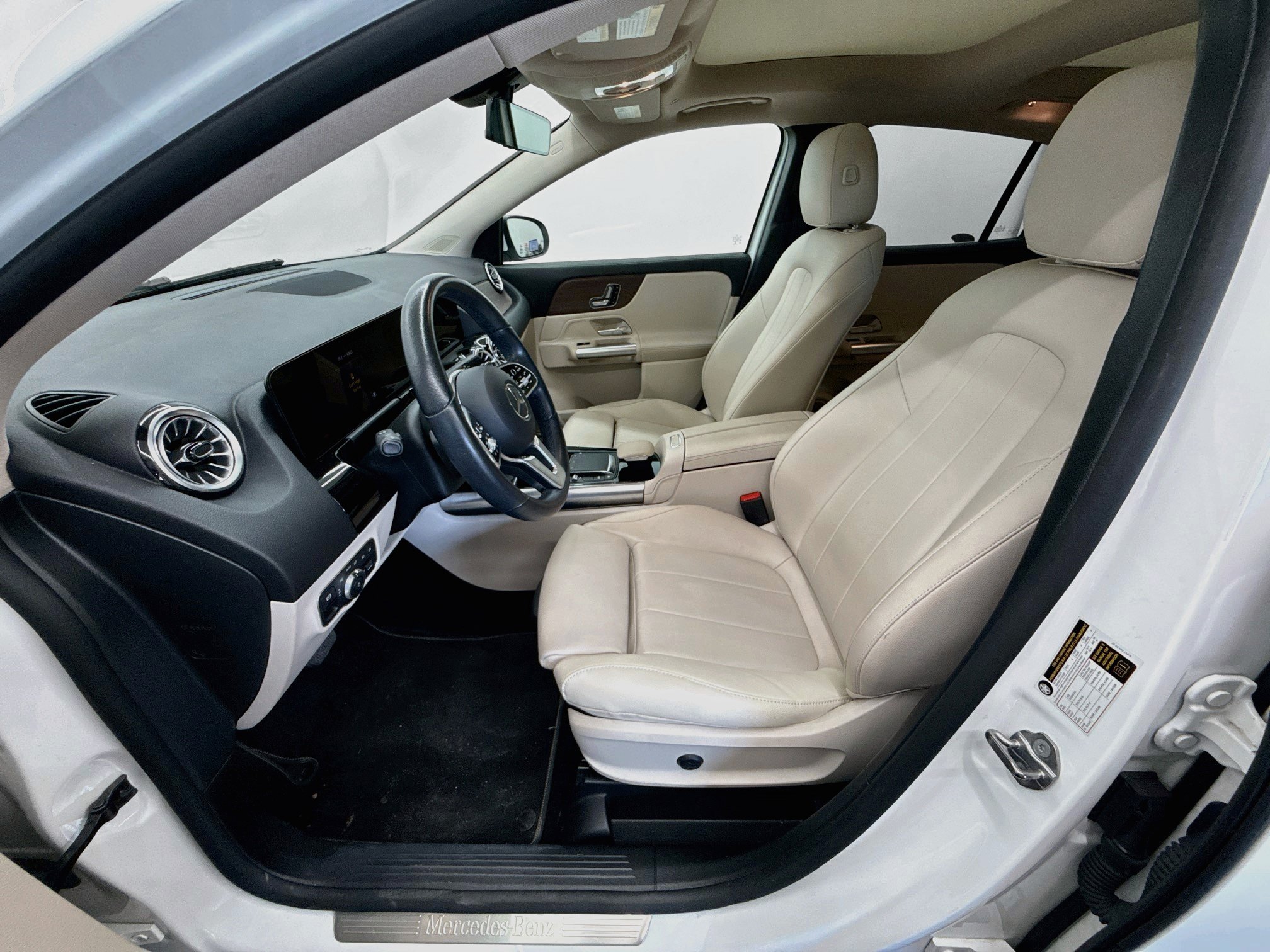 Used 2023 Mercedes-Benz GLA 250 w/ Premium Package image 13