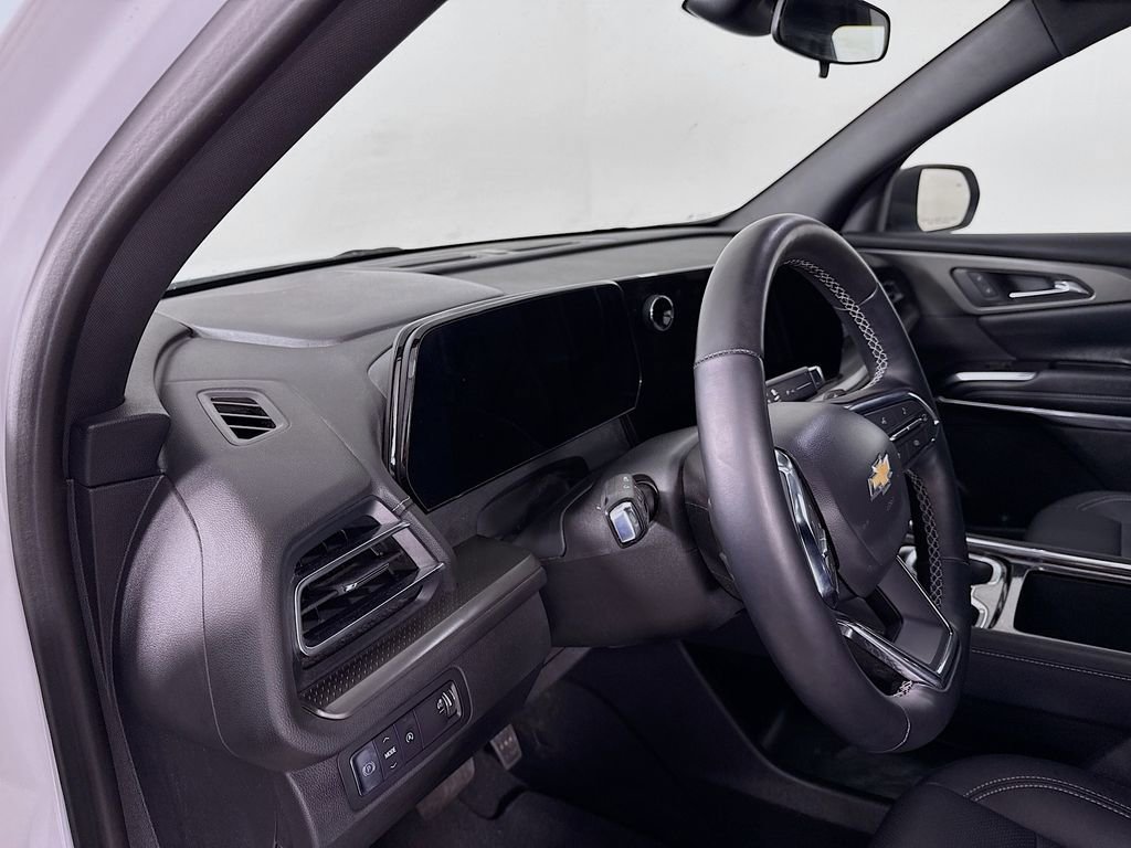 Used 2025 Chevrolet Traverse LT image 9