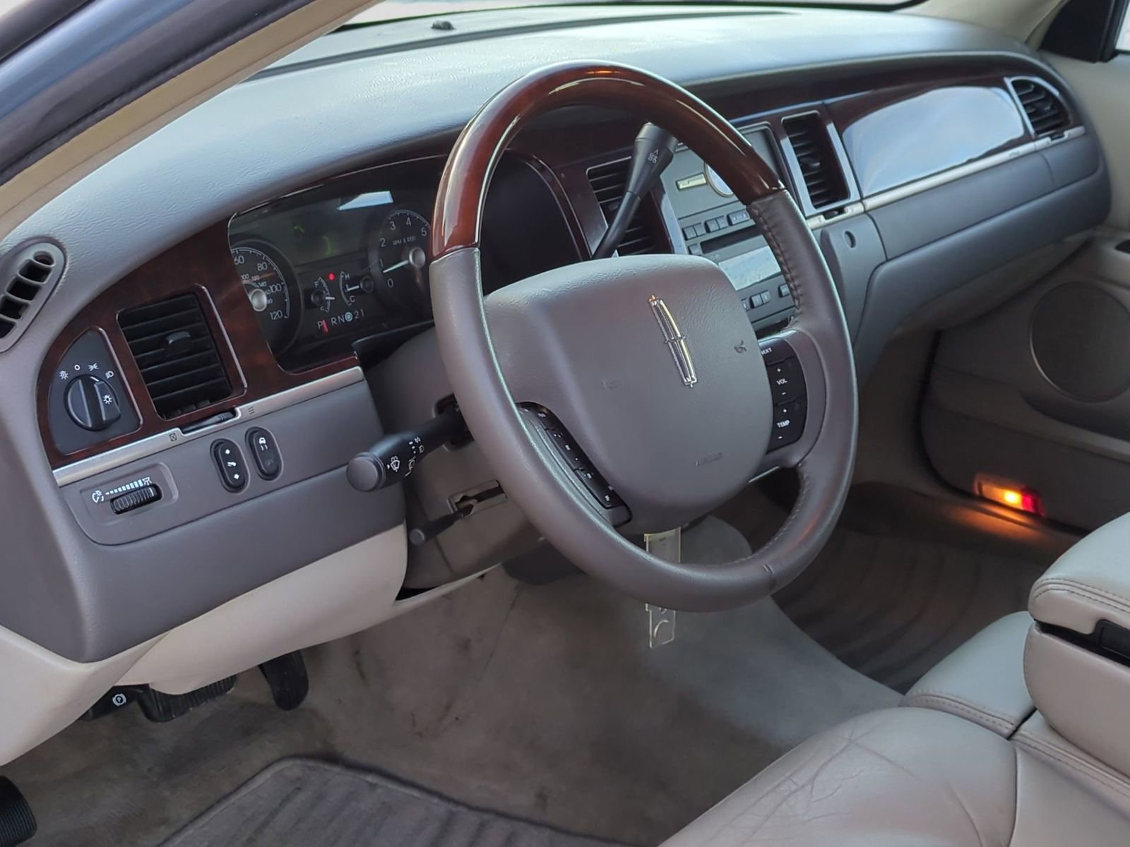 Used 2008 Lincoln Town Car Signature Limited image 2